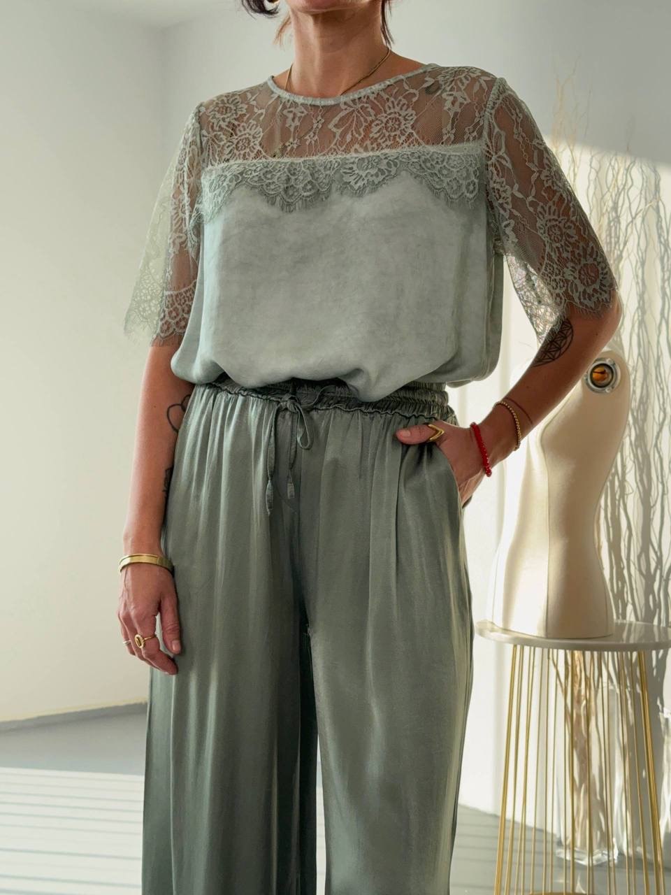 Легка блуза з мереживом KHAKI